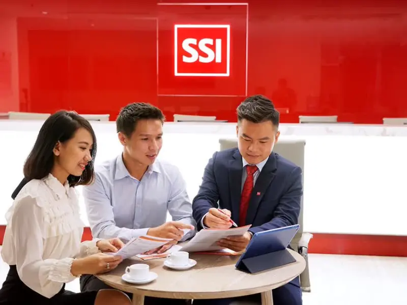 Nhà đầu tư đang được nhân viên SSI hỗ trợ tư vấn dịch vụ